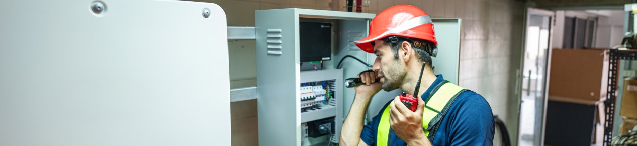 Emergency electrician in Apopka responding to urgent electrical problem at night